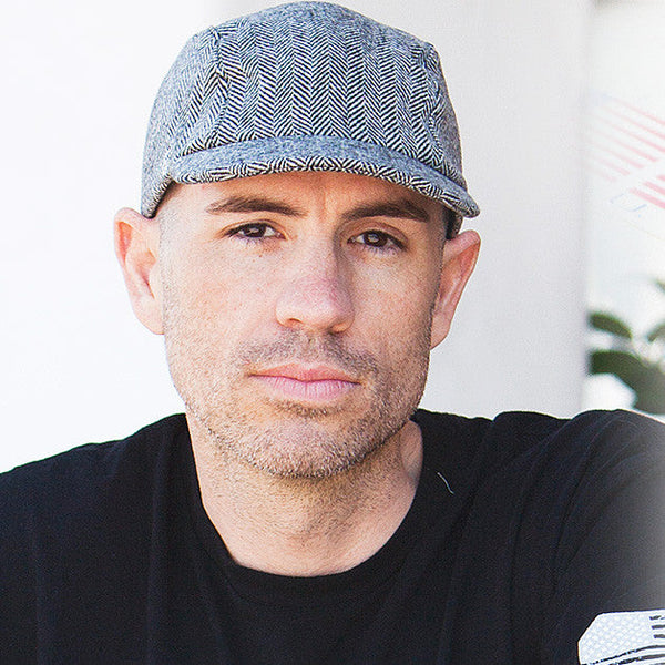 Man wearing the velo/city wool herringbone #01 cap.