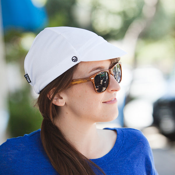 Woman with sunglasses wearing the white technical 4-panel cap.